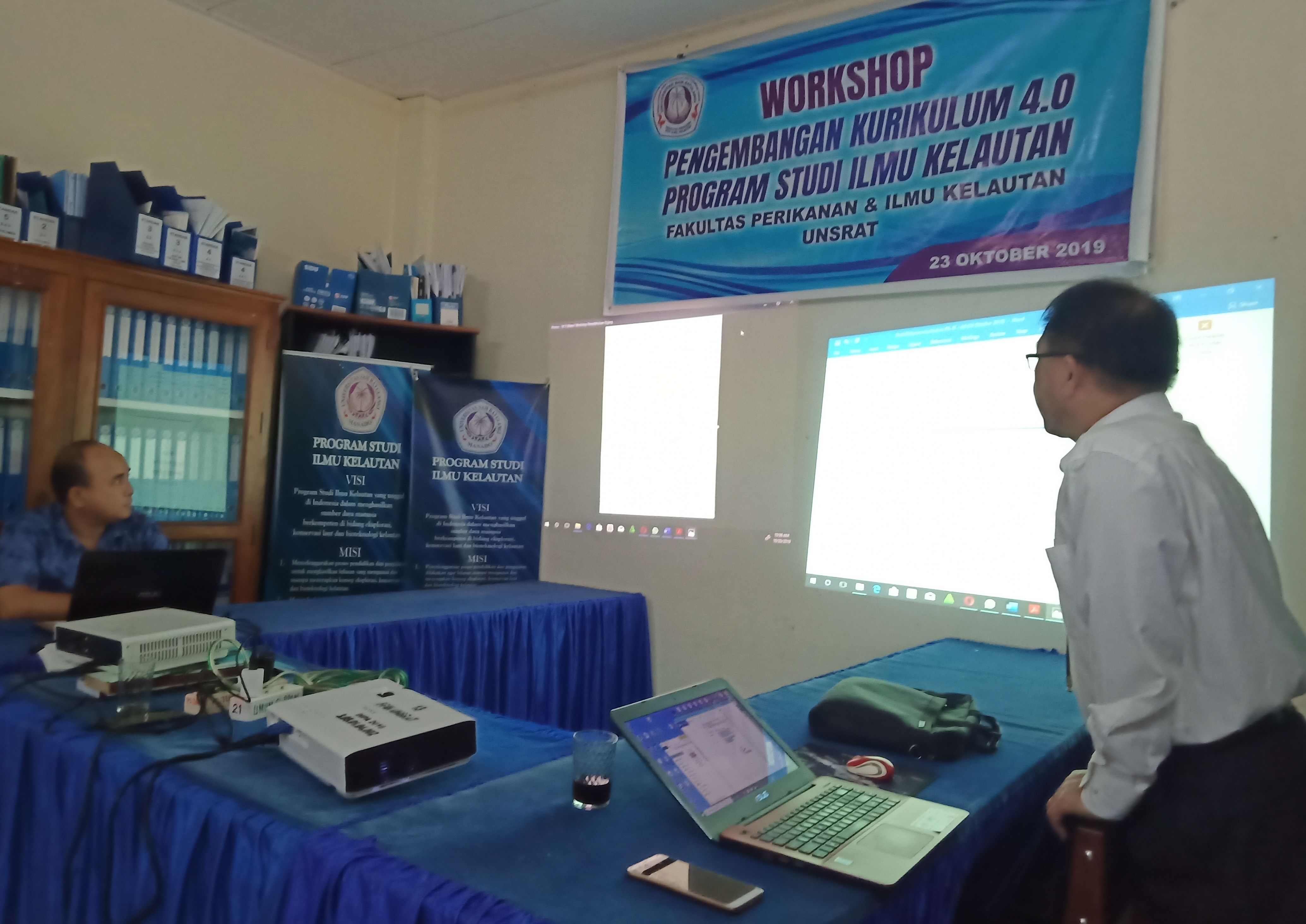 Ketua Tim Prof Dr Ir Carolus Paruntu, M.Sc sedang memberikan pengarahan